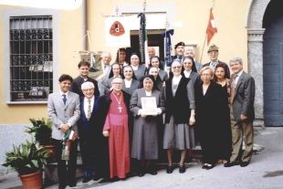 Foto di gruppo davanti alla sede dell'Associazione durante la Settimana Agostiniana 1999