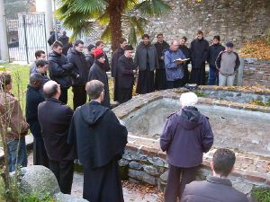 monaci agostiniani in preghiera davanti alla Fontana di sant'Agostino 