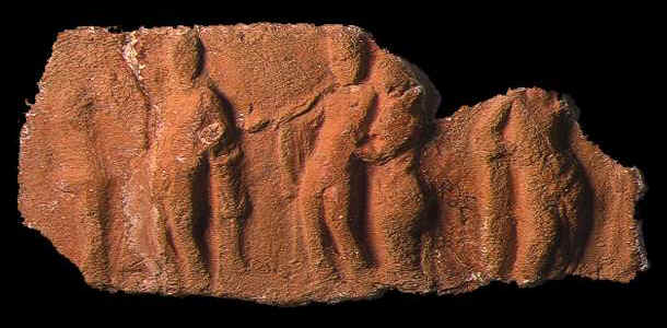 Figurina in terra cotta, che rappresenta una donna che preme contro il proprio seno una specie di tamburino