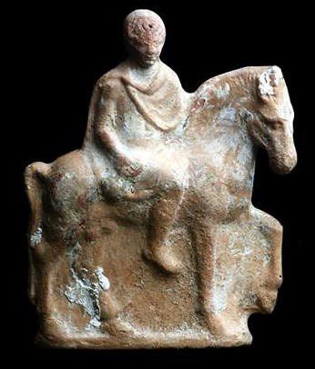 Statuetta in terracotta che raffigura un cavaliere su un cavallo
