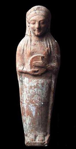Figurina in terra cotta, che rappresenta una donna che preme contro il proprio seno una specie di tamburino