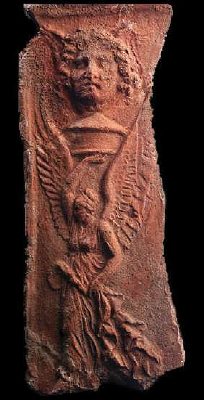 Piastra in terracotta dove  rappresentata una vittoria che porta sopra la sua testa una pisside sormontata da una maschera della Gorgone