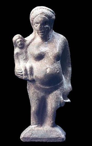 Statuetta in terra cotta che raffigura una dea-madre con in mano un bambino