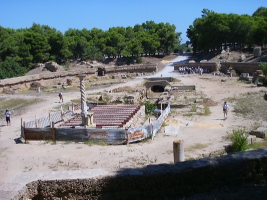 L'anfiteatro romano di Cartagine: al centro la colonna di Perpetua e Felicita