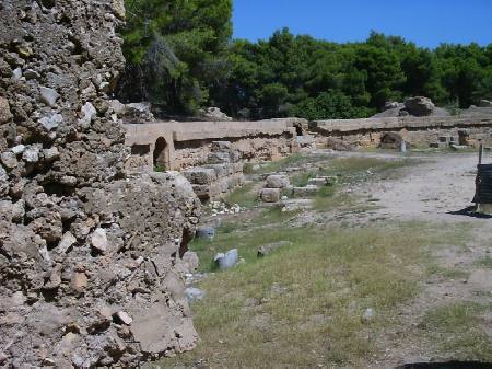 Resti dei muri ellittici di contenimento della cavea dell'anfiteatro di Cartagine