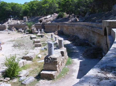 Resti del colonnato ellittico dell'anfiteatro di Cartagine