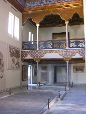 Sala delle feste del palazzo: per terra il mosaico del trionfo di Nettuno