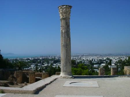 Resti dell'antico colonnato sulla collina di Birsa