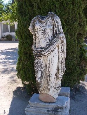 Statua romana nell'area del Museo sulla collina di Birsa
