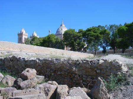 La chiesa di San Luigi vista dai  ruderi dell'antica Cartagine sulla collina di Birsa