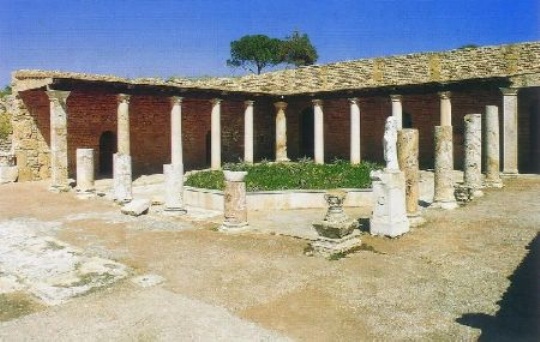 Il bellissimo peristilio di una villa romana a Cartagine