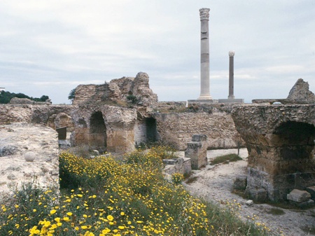 Vista delle splendide fondazioni delle terme di Antonino in riva al mare