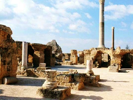 Ruderi dell'antica Terme di Antonino con i resti delle gigantesche ed estese fondazioni