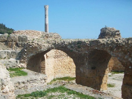 Ruderi delle imponenti strutture che reggevano l'impianto delle Terme di Antonino