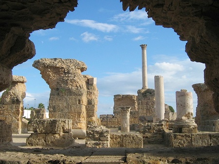 Vista delle Terme di Antonino con i poderosi contrafforti che reggevano il piano sopralzato delle Terme