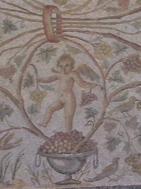 Particolare del Mosaico degli Amori: fanciullo alato coglie e pigia l'uva