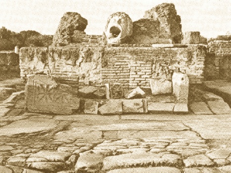 La monumentale fontana con la maschera della Gorgone