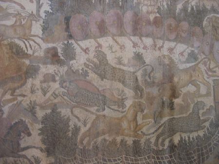 Il magnifico affresco detto La caccia datato III secolo, che occupa circa 23 mq e che mostra una ingegnosa combinazione di scene di caccia
