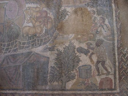 Il magnifico affresco detto La caccia datato III secolo, che occupa circa 23 mq e che mostra una ingegnosa combinazione di scene di caccia