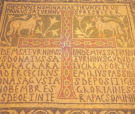 Mosaico tombale di età bizantina proveniente dalla Basilica di Uppenna che ricorda Saturnino