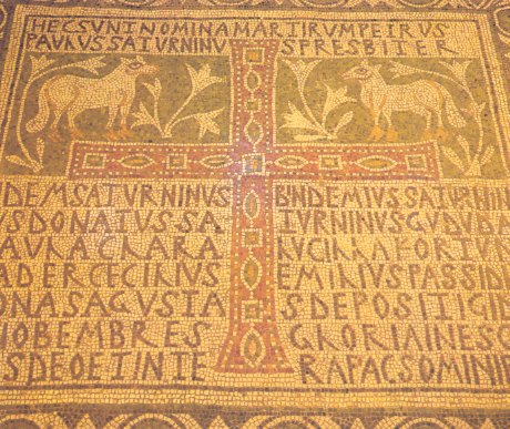 Mosaico tombale di et bizantina proveniente dalla Basilica di Uppenna che ricorda Saturnino