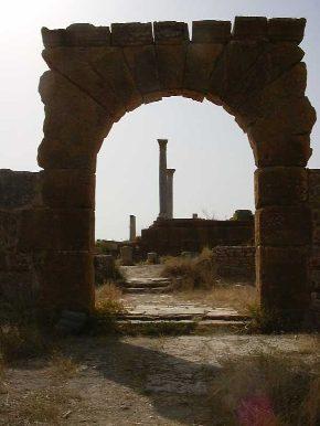 Arco sul Decumano che porta al tempio della dea Caelestis a Tuburbo Maius