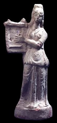 Statuetta di Erato, una delle Muse. Indossa una lunga veste e sta suonando la lira. Proviene da Thysdrus (ora al Museo del Bardo)