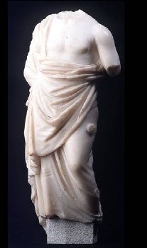 Statua in marmo che raffigura Esculapio. Proviene da Cartagine ed  conservata al Museo del Bardo