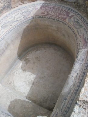 Vasca da bagno nei locali di superficie della Casa di Amphitrite