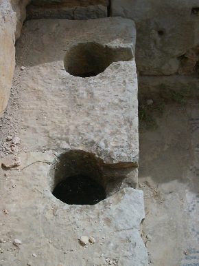 Le latrine in una camera di superficie della Casa di Amphitrite