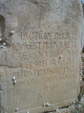 Lapide romana che ricorda un pretore davanti alla Basilica cristiana