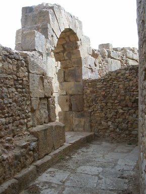 Le imponenti mura e i passaggi interni del Teatro di Bulla Regia