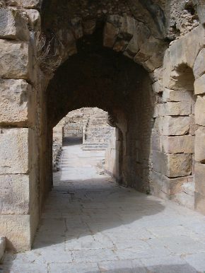 Il corridoio che corre sotto la cavea del Teatro di Bulla Regia