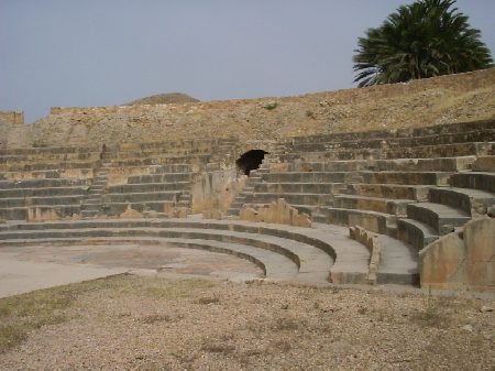 Vista di parte della cavea del Teatro di Bulla Regia