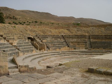 I grandiosi resti del Teatro di Bulla Regia con alle spalle lo Djebel Ribia (617 m)