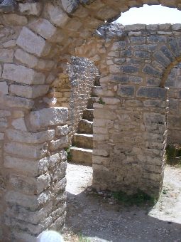 Archi e imponenti murature nel complesso delle Terme Liciniane