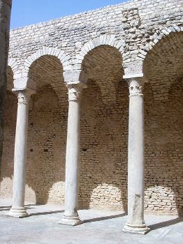 Le agili colonne che abbellivano alcune camere delle Terme Liciniane