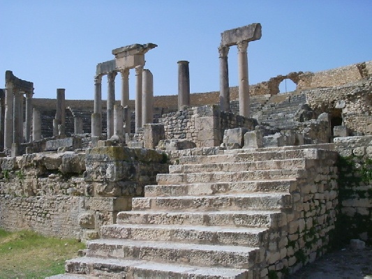 Immagine del teatro romano di Douggha
