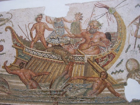 Mosaico che riproduce una scena un episodio narrato nel VII inno omerico e cioè il trionfo di Dioniso sui pirati tirrenici