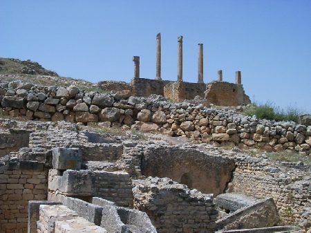 Sotto le colonne del tempio di Saturno si sviluppa il complesso ecclesiatico basilicale