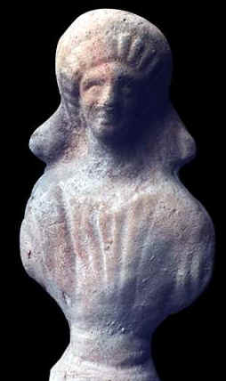 Figurina di donna acconciata con un diadema
