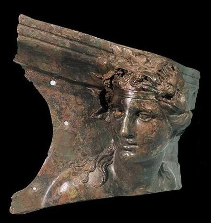 Ex-voto a forma di prua di battello con immagine di Dioniso a torso nudo e dai tratti femminili al Museo del Bardo (120 a. C.)