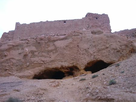 Grotte e mura di contenimento del villaggio montano di Cebika