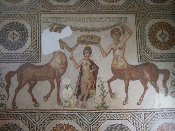 Venere incoronata da due centauri: mosaico da Ellès che si trova oggi al Museo del Bardo