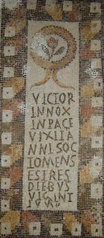 Mosaico funerario cristiano che ci arriva da Fumos Minus e che raffigura l'epitaffio di un bambino di nome VICTOR oggi al Museo del Bardo