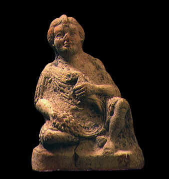 Statuetta che raffigura il dio Shaprada, presentato sotto i tratti di un bambino seduto che tiene in mano un uccellino