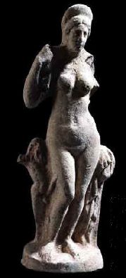Statuetta in terracotta che raffigura la dea Venere nuda. Porta in testa un diadema e ai suoi piedi è stato raffigurato un Hermes itifallico di Priapo