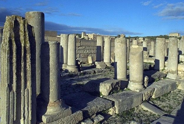 Le maestose navate a colonnati della basilica