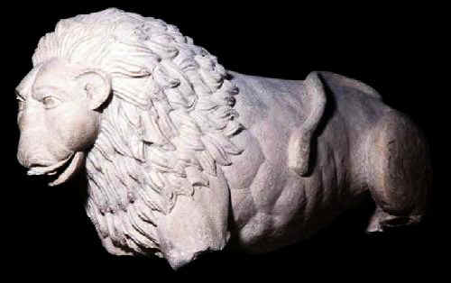 Una elegante scultura che raffigura un leone