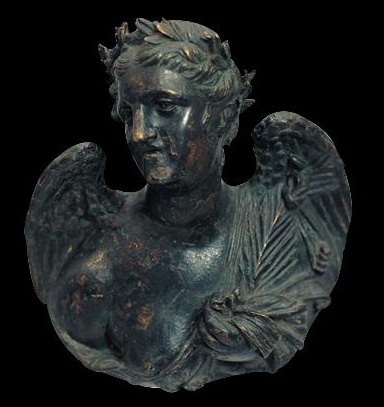 Busto con la dea della Vittoria Nike risalente al II secolo a. C.